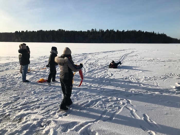 Barn är ute på en snötäckt is.